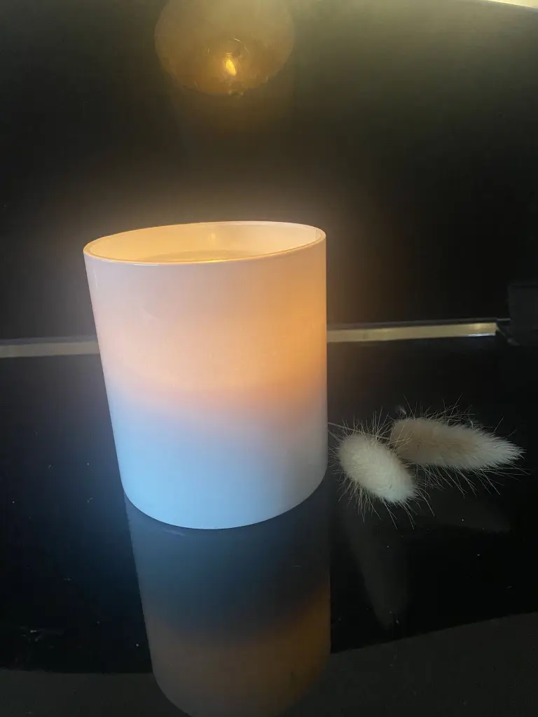 Grote geurkaars brandend.webp